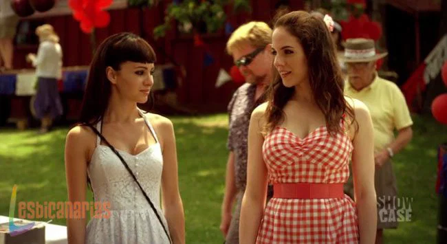 Kenzi sufriendo por su vestuario