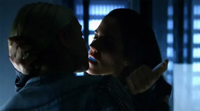 Bo alimentándose de Tamsin