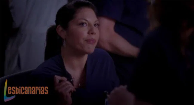 Callie mostrando su anillo