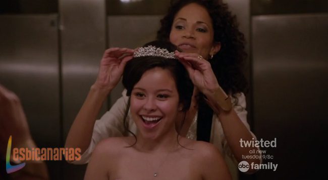 Lena le regala una tiara a Mariana