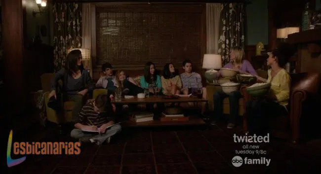 Los Fosters viendo televisión