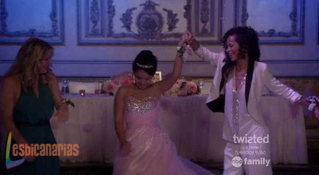 Mariana bailando con sus madres