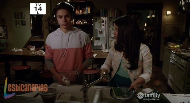 Mariana y Jesus lavando trastes