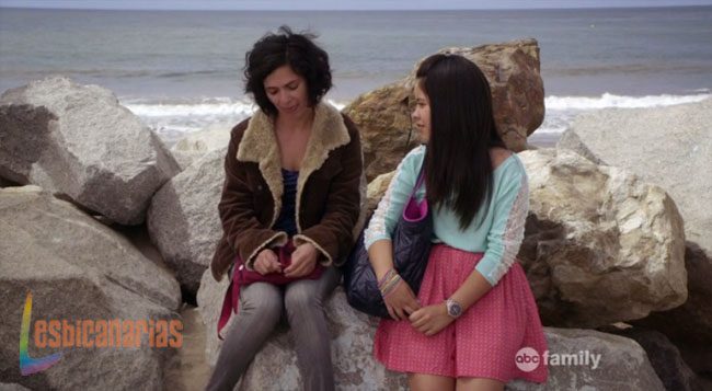 Mariana hablando con Ana