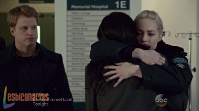 Gail abrazando a Holly