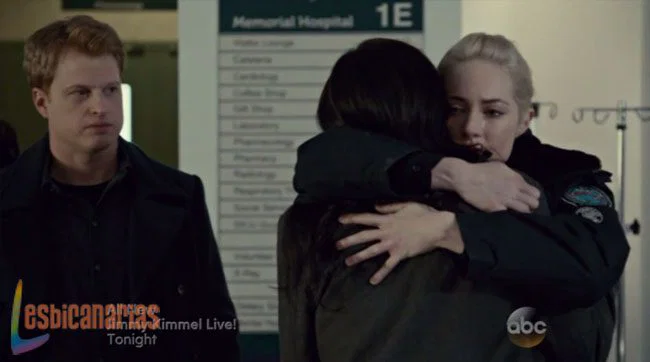 Gail abrazando a Holly