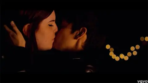 She Keeps Me Warm Canción Lésbica