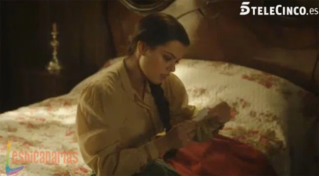 Isabel leyendo el mensaje de Cristina