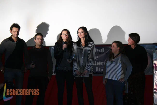 Adriana Torrebejano y Berta Hernández recogiendo el premio