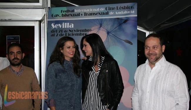 Adriana Torrebejano y Berta Hernández sonriendo