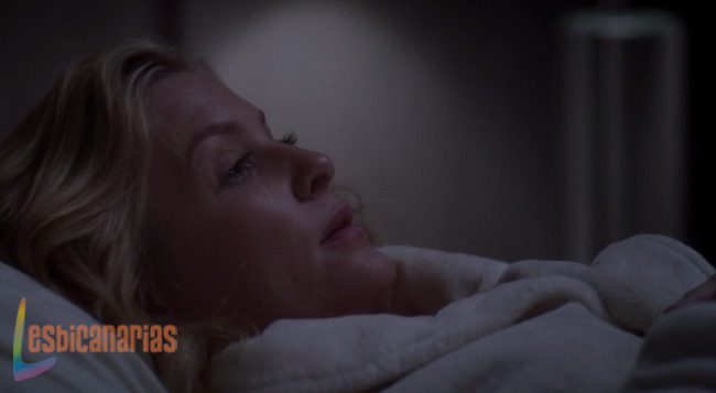 Arizona acostada en la cama
