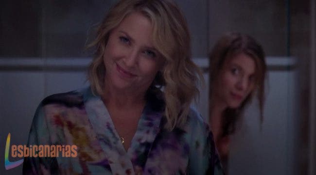 Arizona en la ducha con Leah