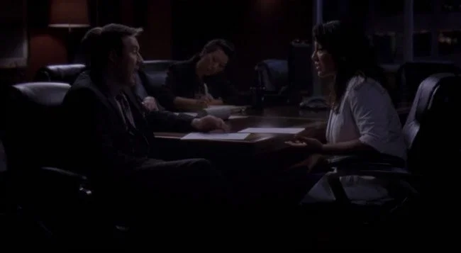 Callie hablando con su abogado.