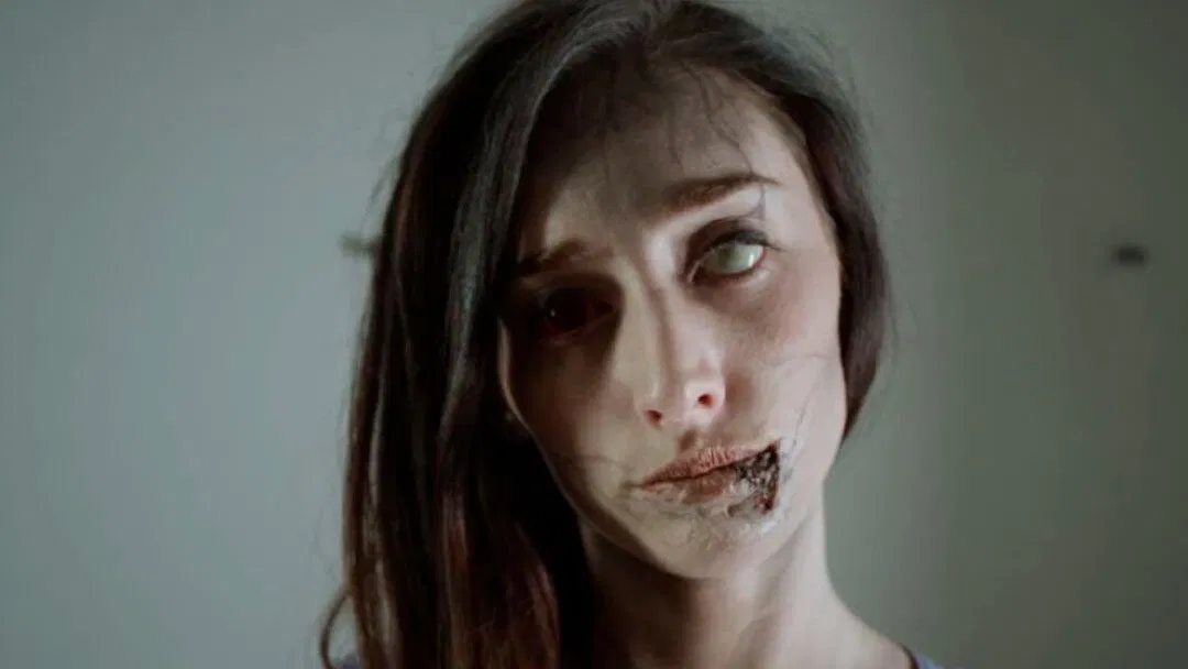 Mujer zombie en Contracted
