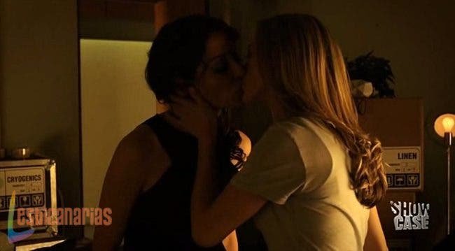 Lauren besando a Evony