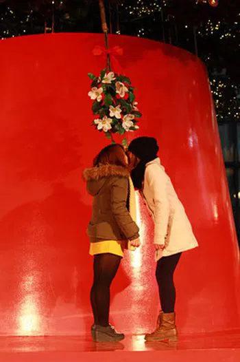 Parejas LGBT se besan en china