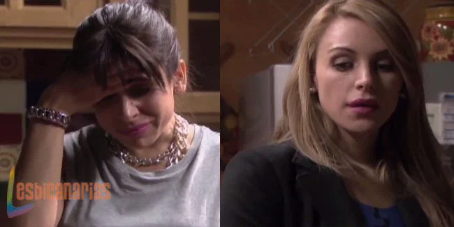 Patricia y Lucía peleándose