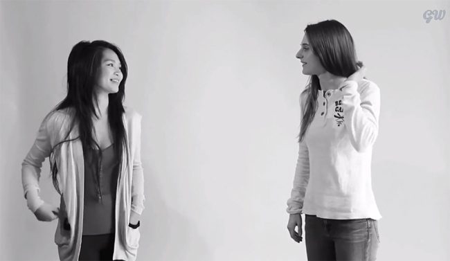 Hom&oacute;foba y lesbiana se abrazan