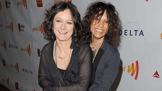 Sara Gilbert y Linda Perry