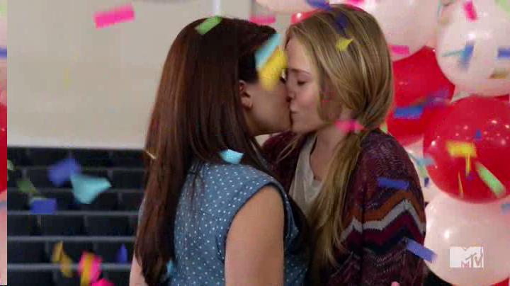 Amy y Karma beso Faking It