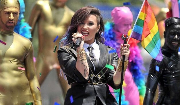 Demi Lovato estrena «Really Don’t Care» un vídeo muy lesbicanario