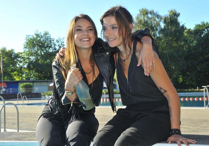 Anni y Jasmin en la alberca