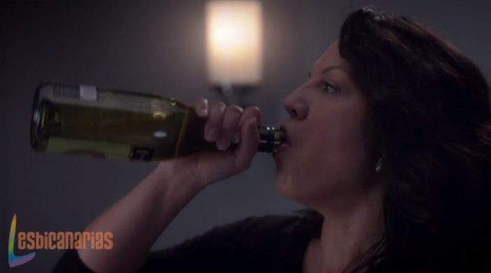 Callie bebiendo de la botella