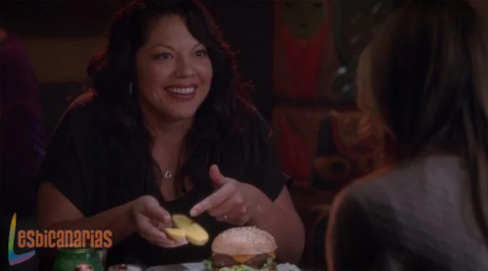 Callie Torres salvando vidas mientras come pepinillos