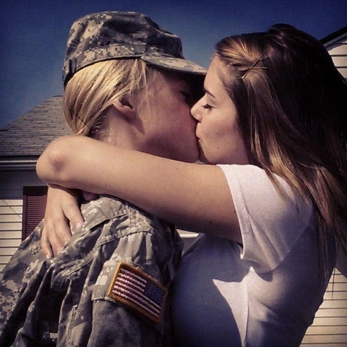 soldado lesbiana beso lésbico