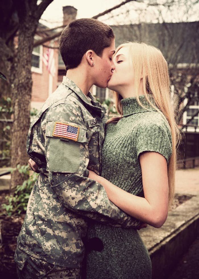 militar lesbiana besando a su novia