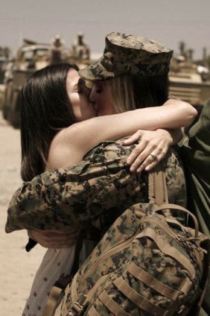 beso soldado lesbiana