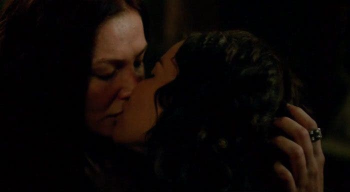 Max y Anne se besan en Black Sails