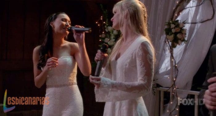 Brittany y Santana cantando en su boda