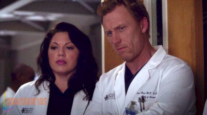 Callie mirando la operación con Owen
