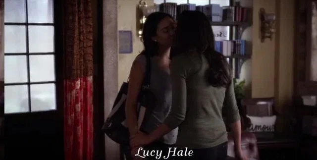 beso emily y talia.Vose