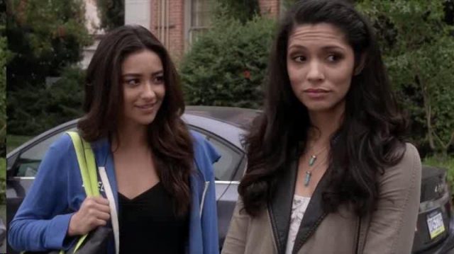 emily sonrie a talia.Vose