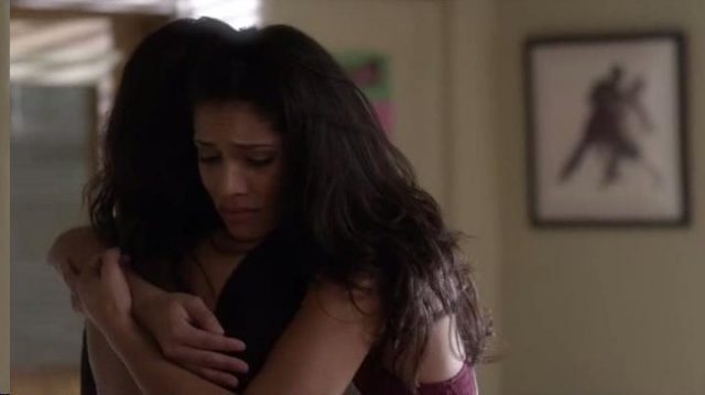 talia abraza a emily.Vose