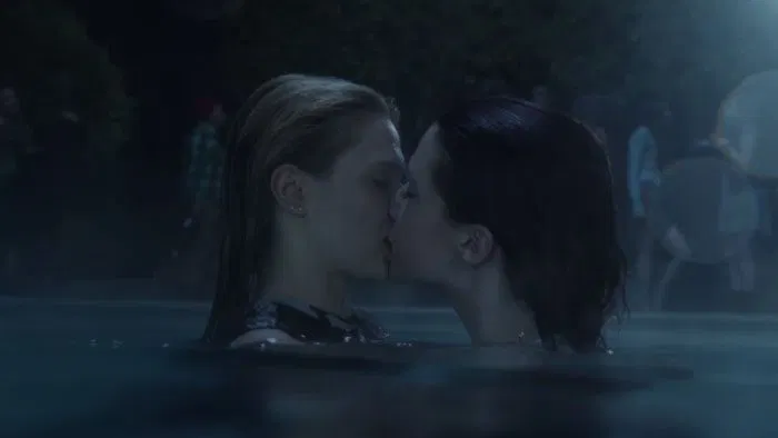 Amy y Karma besándose