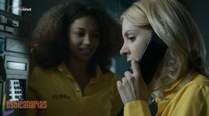 Maca y Rizos hablando por teléfono