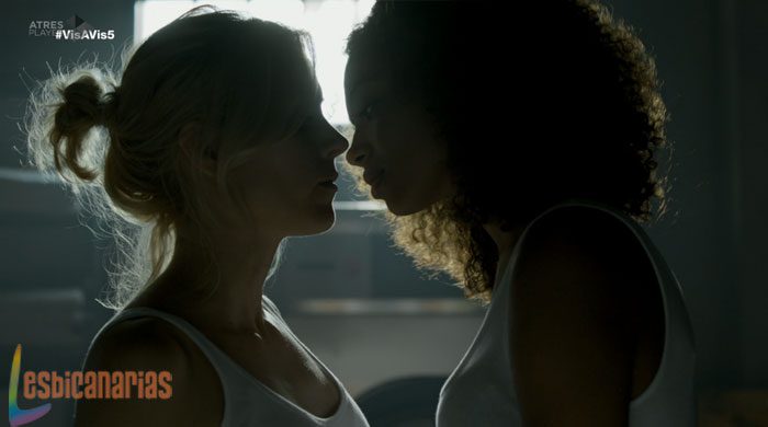 Maca y Rizos a punto de besarse