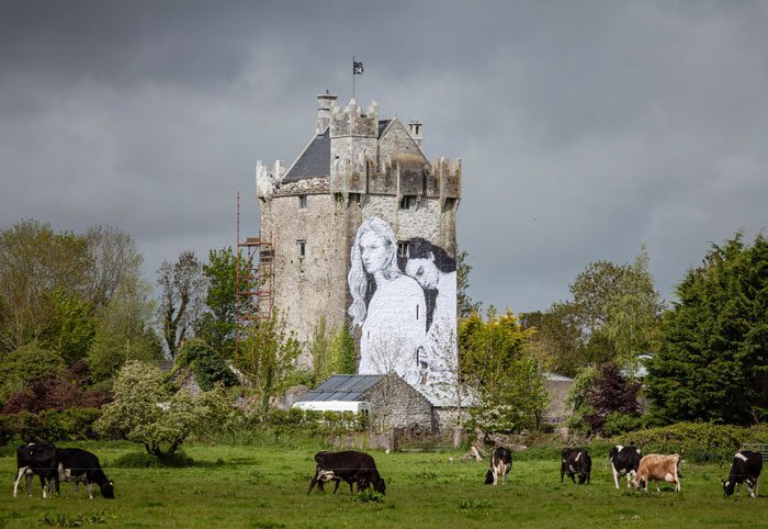 Mural pareja lésbica en Irlanda