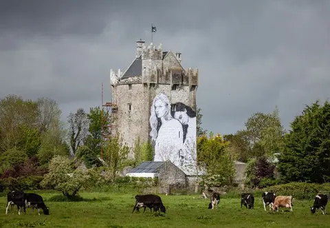 Mural pareja l&eacute;sbica en Irlanda