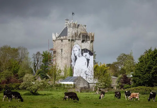 Mural pareja lésbica en Irlanda