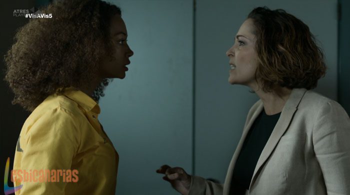 Rizos discute con la directora