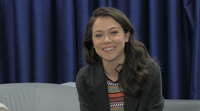 Tatiana Maslany sonriendo