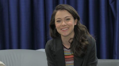 Tatiana Maslany sonriendo