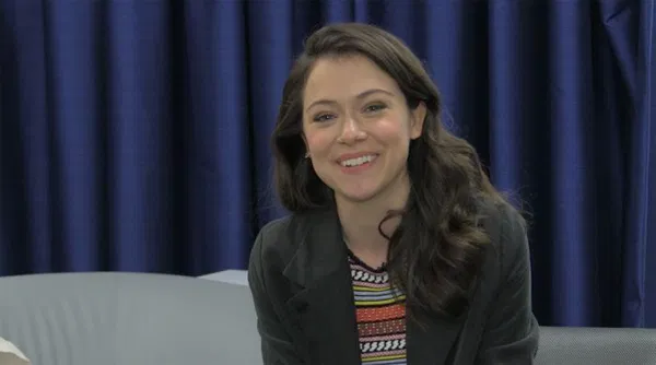 Tatiana Maslany sonriendo