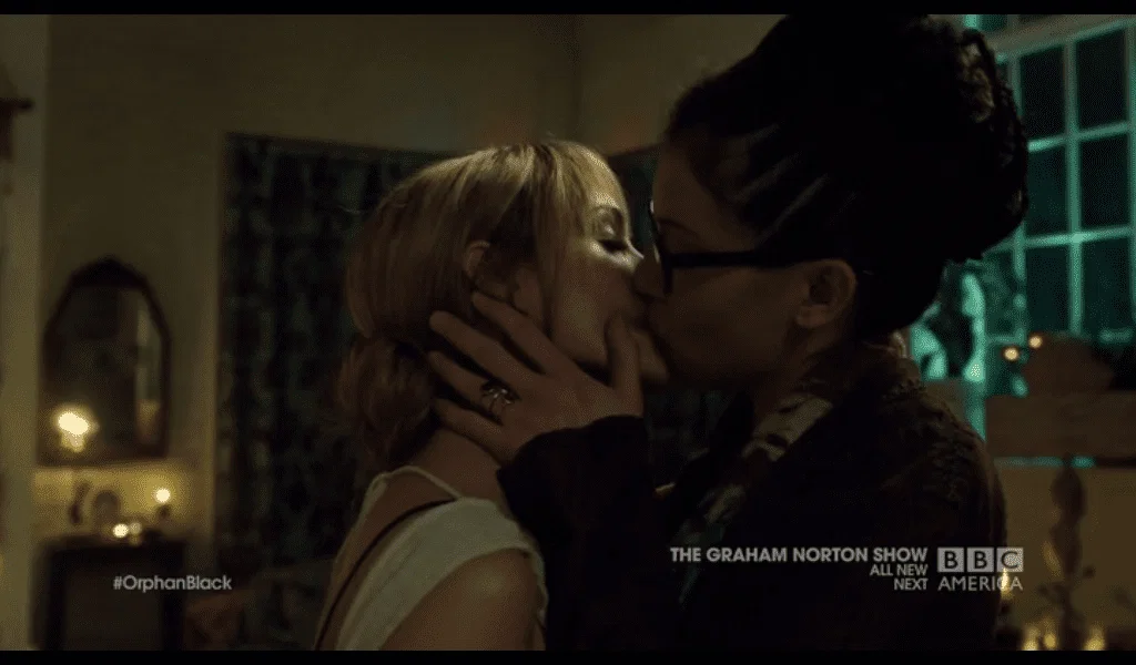 Cosima y Shay se besan