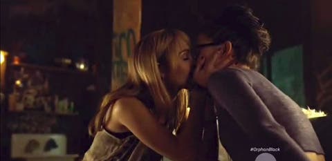 Cosima besando a una mujer