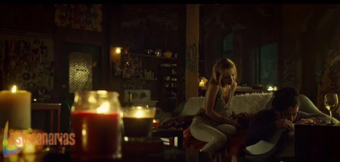 Shay le hace un masaje a Cosima